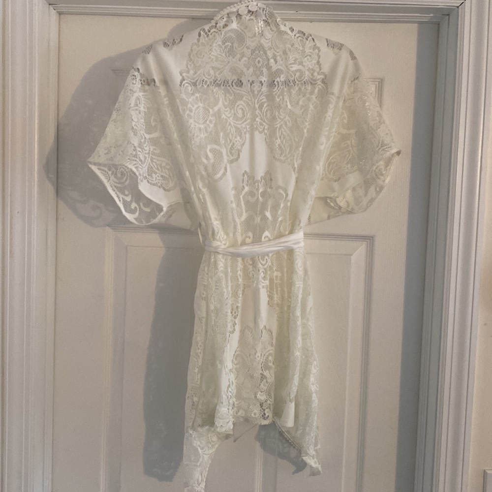 White Robe - Picture 3 of 3